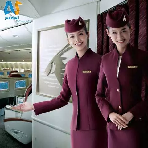 ایستادن مهماندار مقابل درب هواپیما